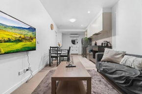 Convenient City Apartment 2 Bedroom w Free Parking